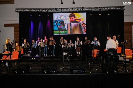 Veliki koncert Glasbene šole Rošer navdušil polno dvorano v Kotljah (7)